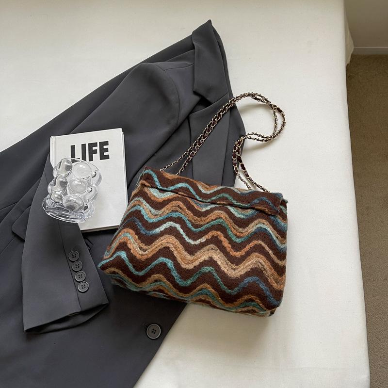 

Women s bag 2025 spring new niche contrasting color grid large capacity retro texture chain crossbody small square women s bag темно-коричневого