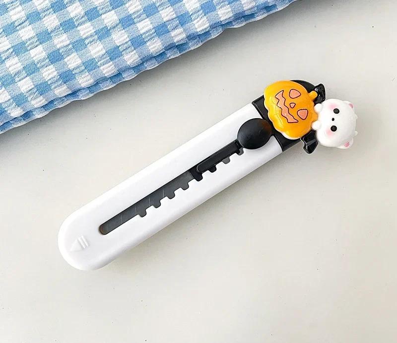 

1 шт. милый мультяшный нож на Хэллоуин для школьников, милый мини-портативный нож для бумаги, безопасный кавайный нож для коробок, школьные принадлежности