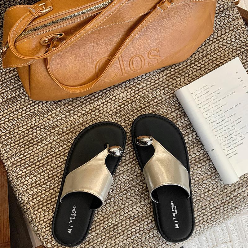 Thick-soled one-word set of toe slippers for women to wear in the summer of 2025, new models with skirts, flip-flops, Roman niche sandals