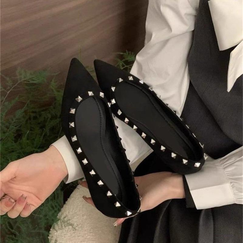 Pointed flat-bottomed rivet single shoes women's autumn new shallow-mouth soft-soled versatile one-pedal Mary Jane shoes