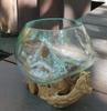 Schmelzglas-Schale auf Holzsockel