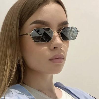 Nouveaux Lunettes de Soleil Polygonales Rétro Monture Métallique Femme Mode Protection UV400 Accessoire Photographie de Rue