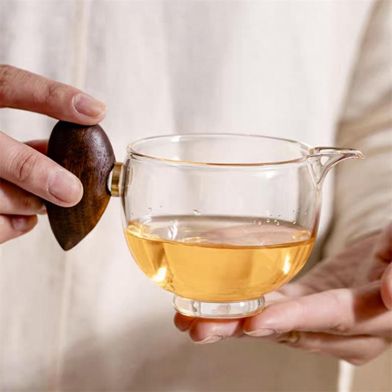 200ML Heat-resistant Glass Tea Pitcher Fair Cup With Wooden Handle Justice Cup Coffee Pitcher Kung Fu Tea Set Accessories