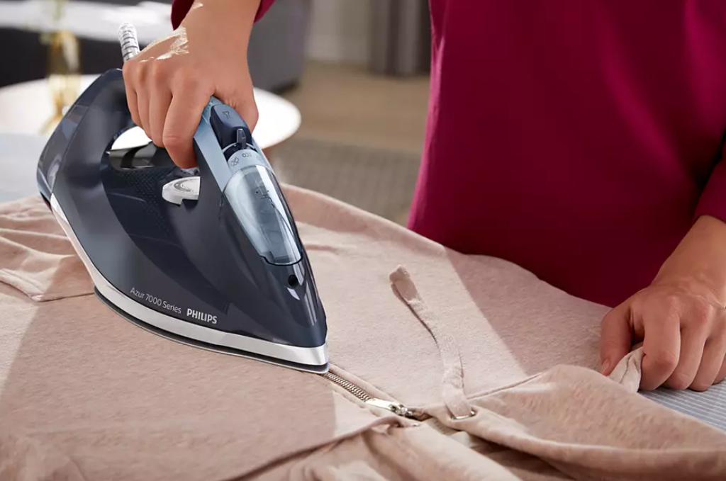 Philips | DST7030/20 | Steam iron | 2800 W | Water tank capacity 300 ml | Continuous steam output 50 g/min | Steam boost 250 g/min | Dark blue
