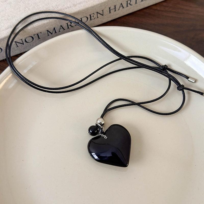 

Прозоре намисто з підвіскою Любов і довгий висувний светр з капюшоном на ланцюжку чорний