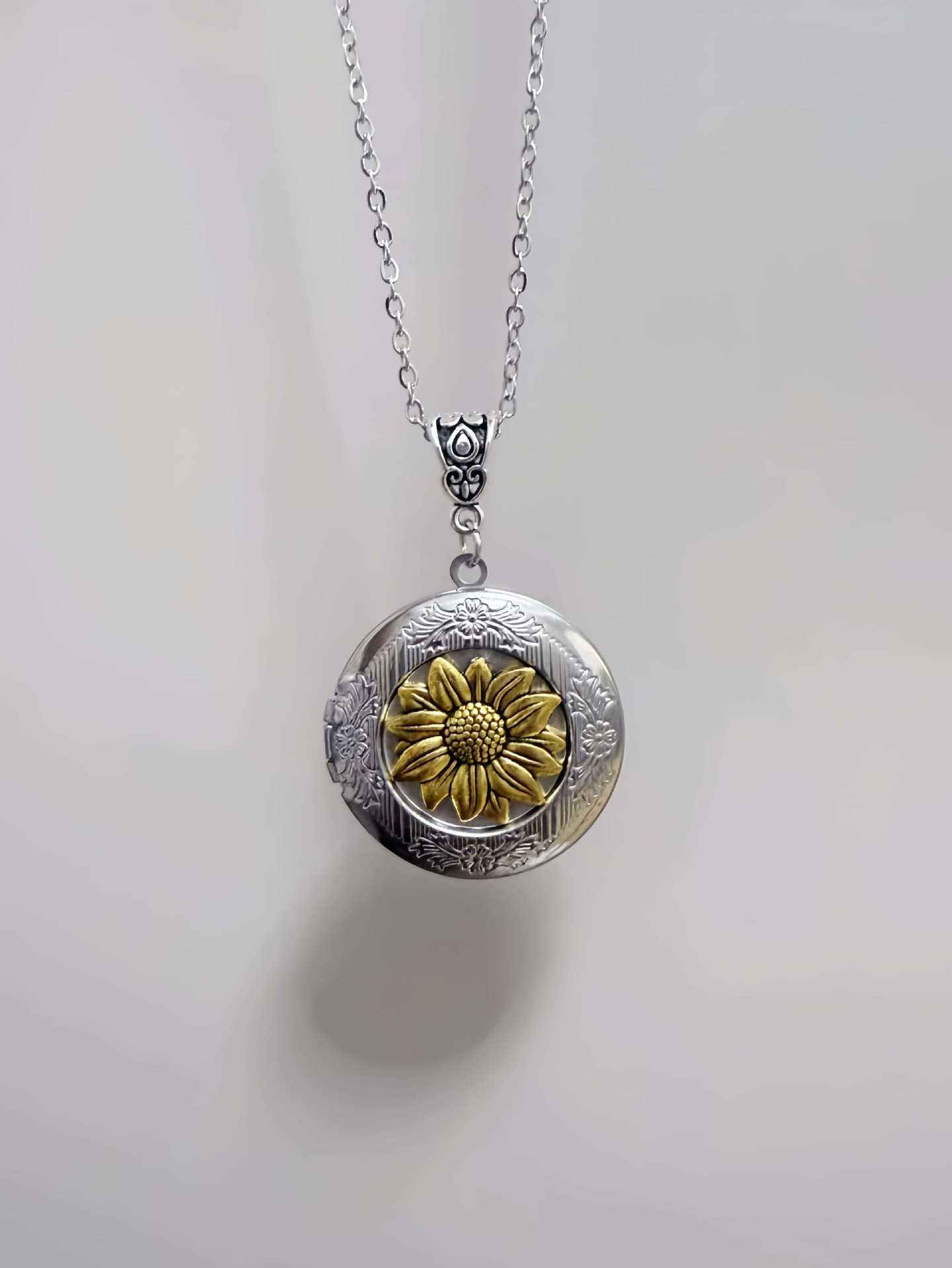 

Exquisite Retro Geometry Circle Gold Color Relief Sunflower Lock Double Color Pendant Necklace for Women Men Couple Jewelry Gift