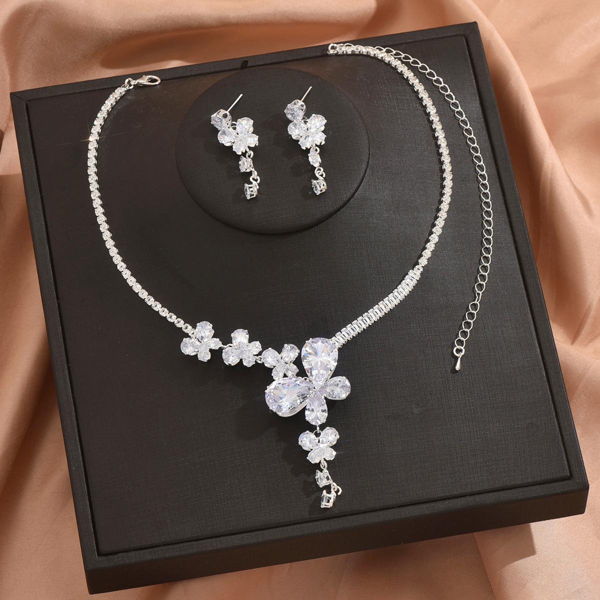 Легкая роскошь Циркон Бабочка Цветок Капля воды Набор ожерелья и серег Личность Ниша Темперамент Высококлассные серьги Женщины