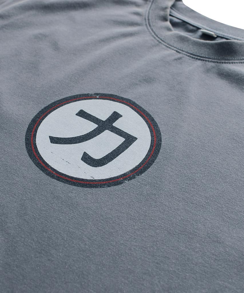 MAINBOOTH [Kiss] Chikara T-Shirt (Dust Gray)