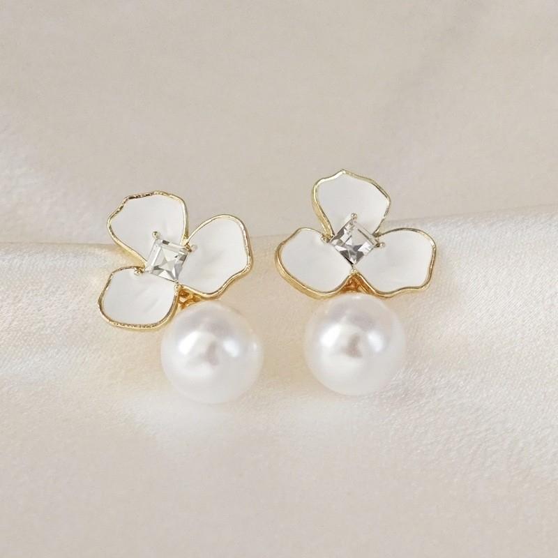 Three Petal Flower Imitation Pearl Enamel Stud Earrings for Women Simple Temperament Fashion Sweet Personality Jewelry Gift