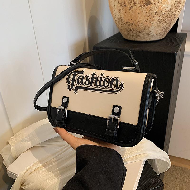 

Красивая персонализированная маленькая квадратная сумка 2024 года, трендовый нишевый дизайн, контрастный цвет, женская сумка с буквами, модная сумка через плечо чёрный