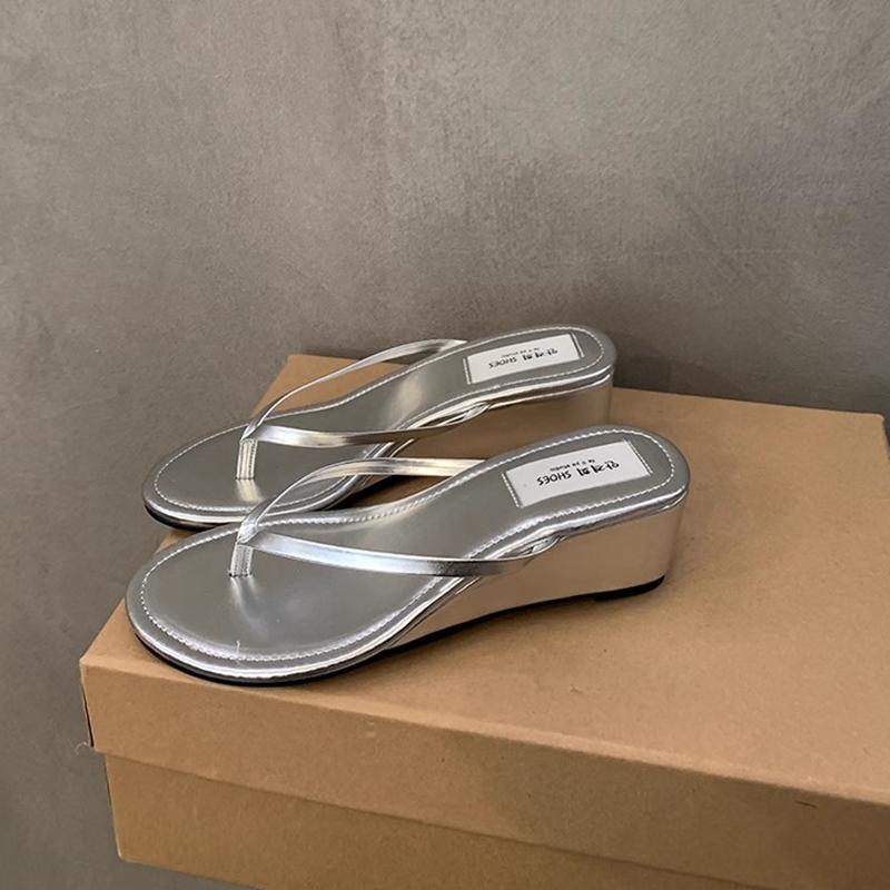 

Fashion SUOJIALUN 2025 Summer New Women Slipper Fashion Narrow Band Ladies Slip On Flip On Shoes Low Wedge Heel Outdoor Dress Slides 39 серебряный