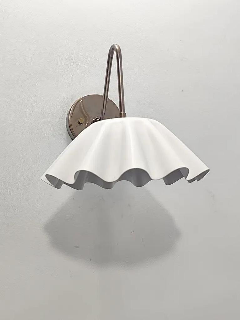 Vintage Brass Wall Sconce with Wavy White Shade – Mid-Century Modern Wall Light for Home Decor & Ambient Lighting