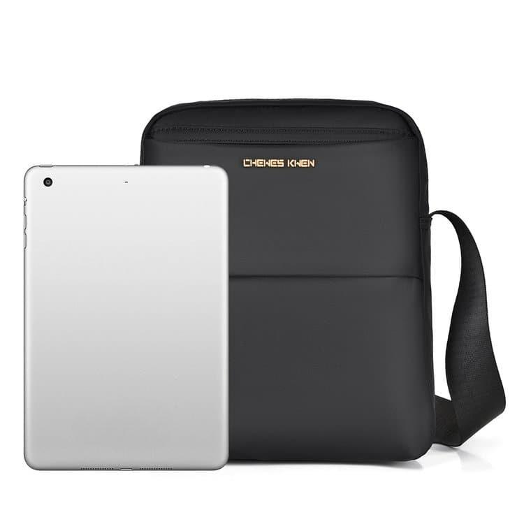 Casual and simple men's shoulder messenger bag