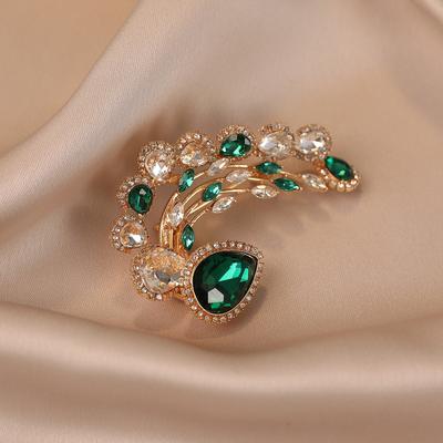 Exquisite and Fashionable Emerald Brooch Women's Design Anti-glare Fixed Dress Light Luxury Grand and Versatile Corsage