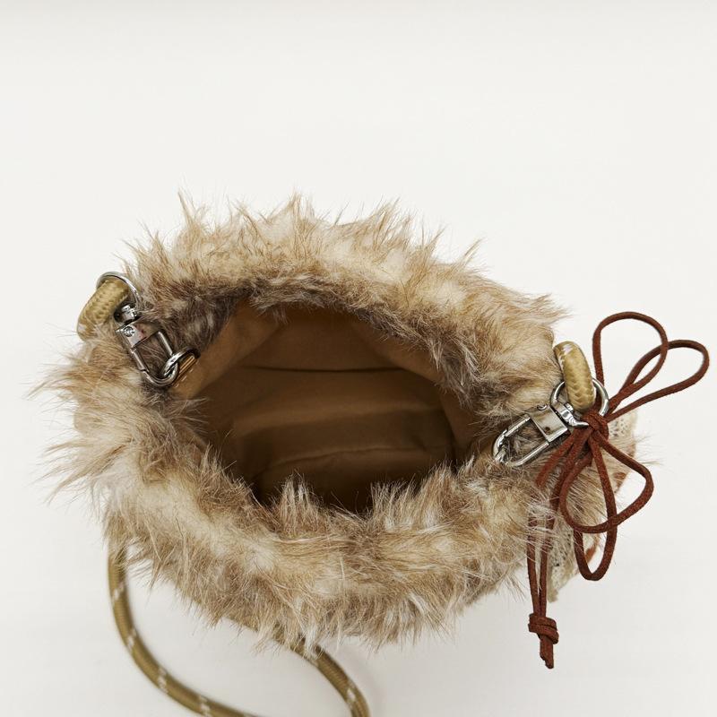 2025 new winter fashion trend versatile plush mobile phone bag simple and cute high-end shoulder messenger bag