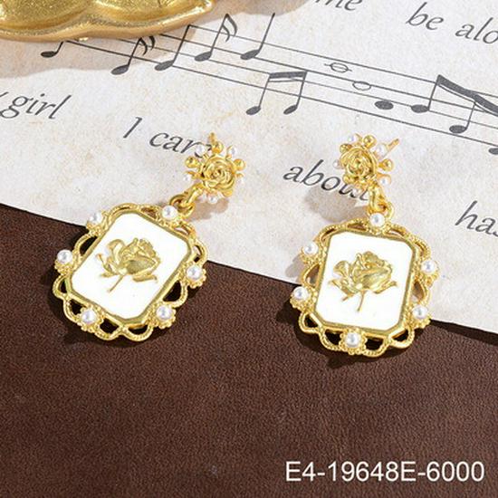 

Винтажные серьги-пусеты из разноцветной эмали и жемчуга в форме розы