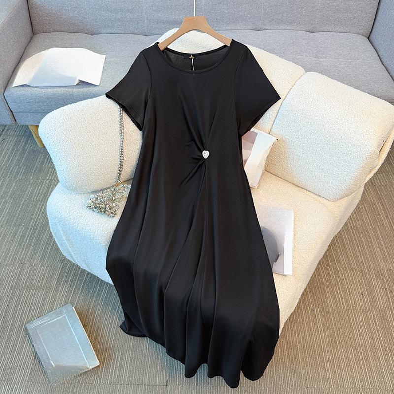 A New Solid Color Pleated Diamond-encrusted Dress for Plus-size Women's Summer, A Simple Short-sleeved Little Black Dress