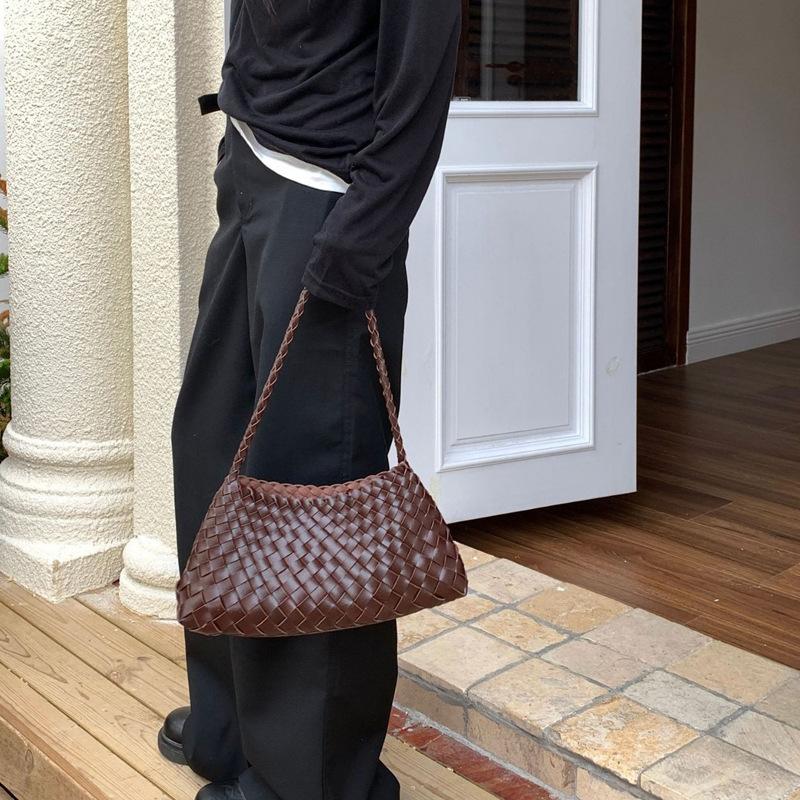 New Summer Popular Fashion Weaving Niche Design Large Capacity Retro Foreign Style Portable Shoulder Bag Women'S Bag