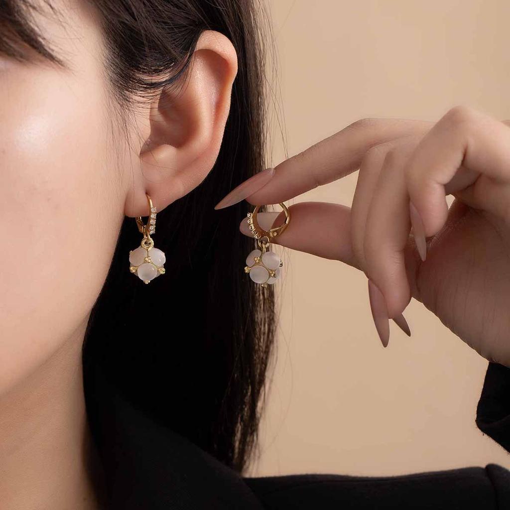 Light Luxury High-End Earrings, Simple Retro Opal Hydrangea Earrings, Women'S Fashion Niche Earrings.