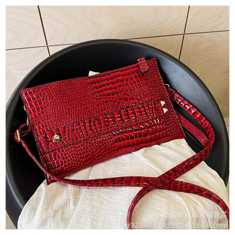 

Модная сумка-клатч с крокодиловым узором, французская легкая роскошь, сумка-мессенджер, маленькая сумка, женская, новая 2025, текстурированная, для通勤, на плечо, женская сумка красный