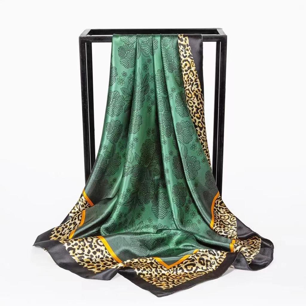 Kvinner Silke Firkantet Skjerf Dame Bandana Hode Wrap Sjal Satin Foulard Kvinne Stor Hijab halstørkle Skjerf Pashmina 2021 Pannebånd