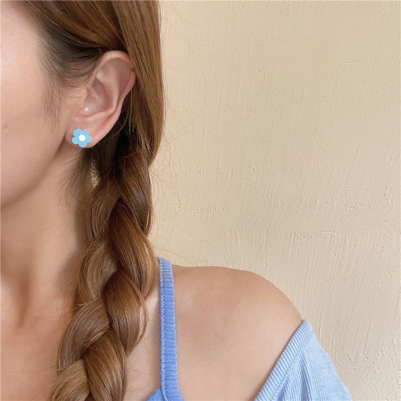 Japan and South Korea cartoon bear flower stud earrings contrasting colors spring and summer new trendy earrings women's ins earclips without earrings