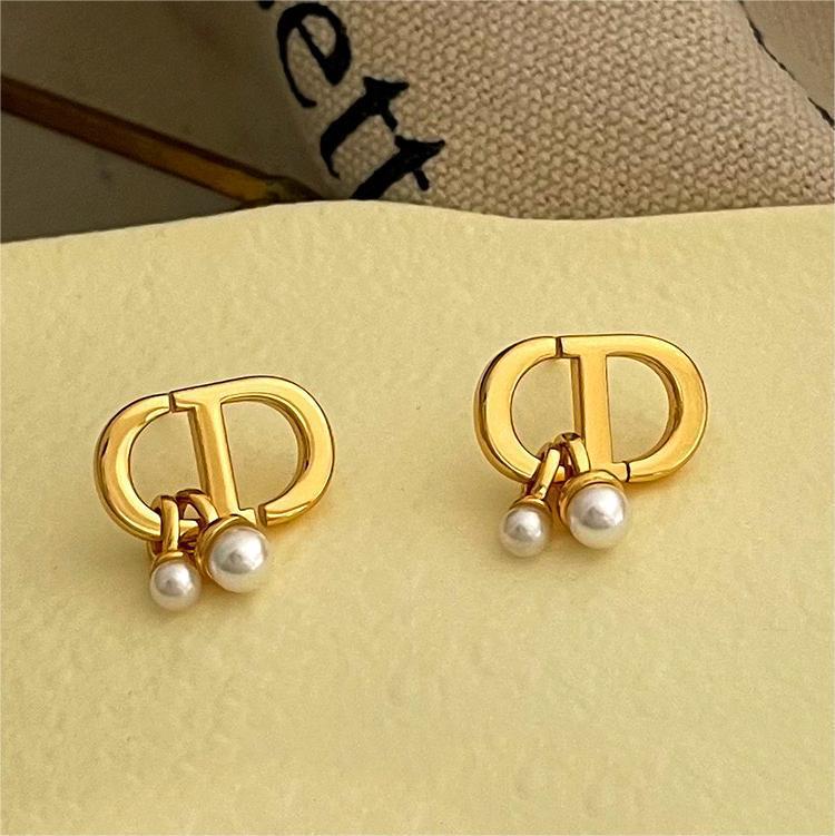 Niche Design CD Letter Pearl Stud Earrings - Elegant, Versatile, High-End Fashion Accessories