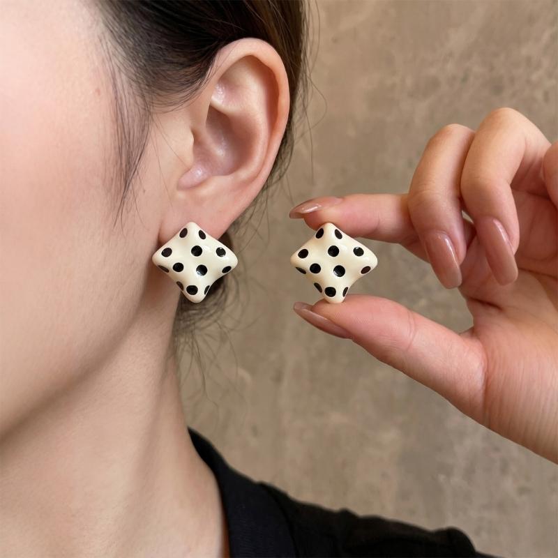 Quadratische Steckerohrringe Schwarz-Weiß-Punktmuster Geometrischer Modeschmuck für den täglichen Gebrauch, Kühler Kontrast Statement-Accessoire, 1 Paar