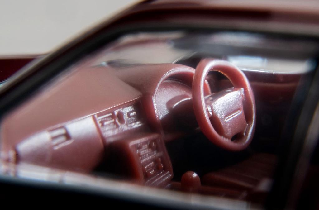 Tomytec Tomica Limited Vintage Neo Maßstab Nissan Gloria V30E Brougham Fertigmodell 1/64 LV-N289a (rot)