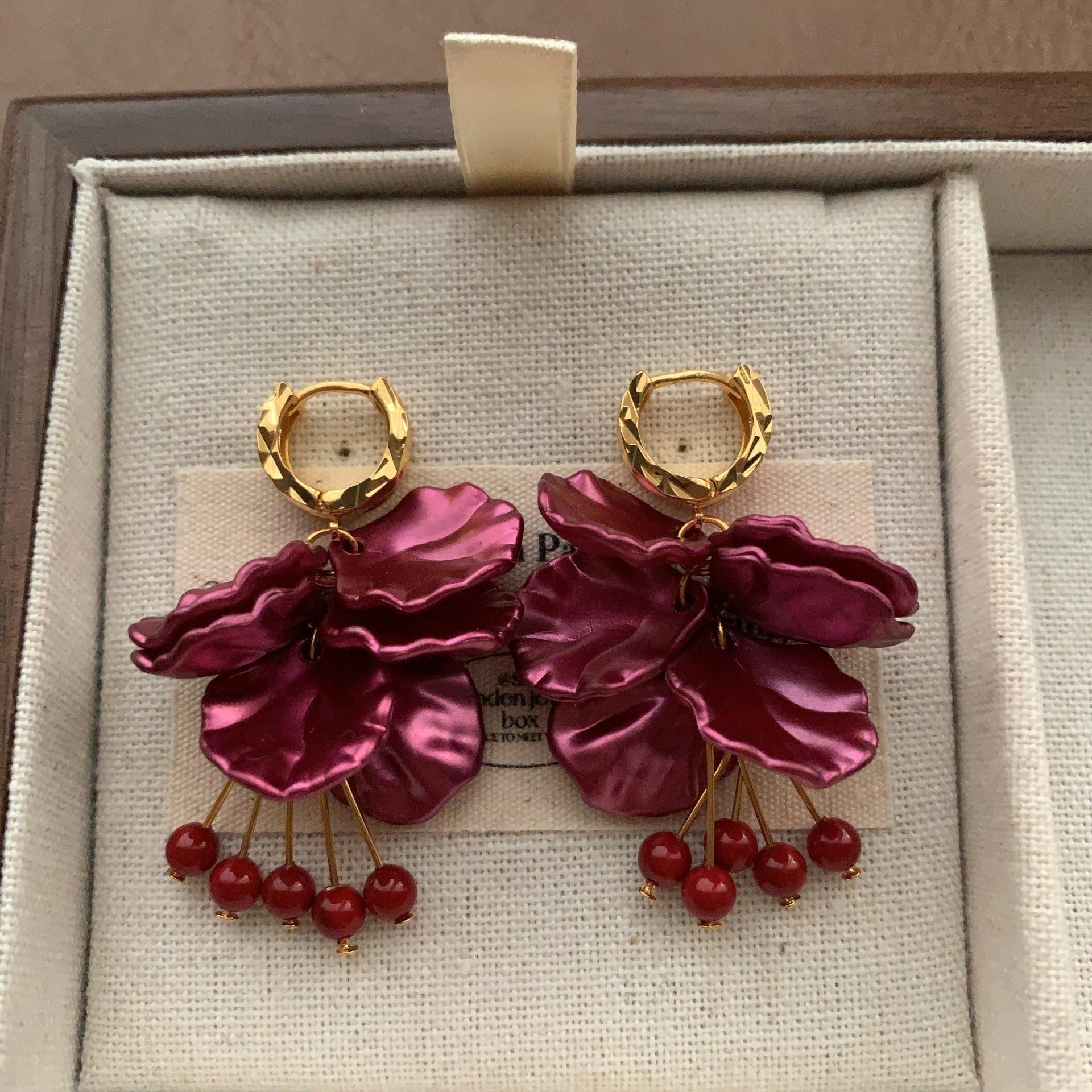 Французские романтичные серьги с бахромой из лепестков бургундского цвета, уникальные серьги нишевого дизайна, легкая роскошь, осенне-зимние серьги