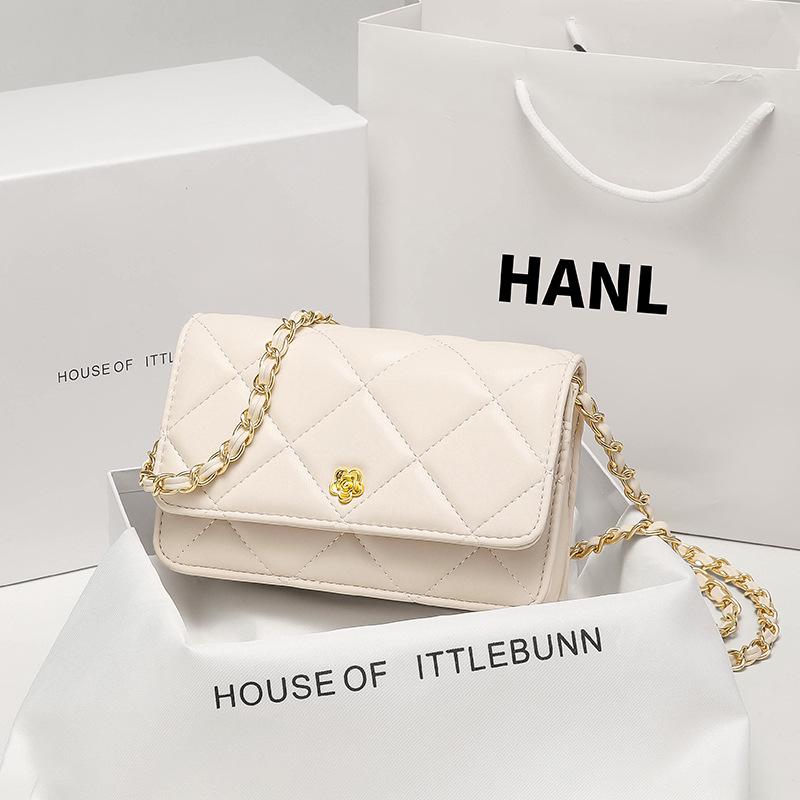 

Сумка на плечо из овчины с цепочкой в форме ромба и камелией жемчужина белый