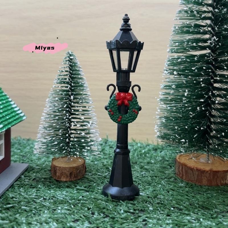2Pcs Miniature Dollhouse Street Light Model with Christmas Wreath Simulation Street Lamp for Micro Landscape Decor Kid's Toy