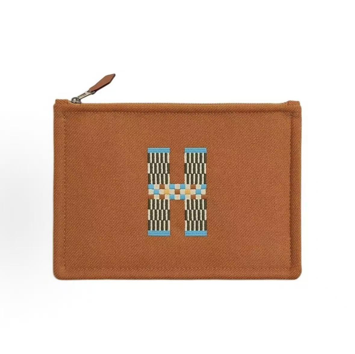 

Hermes Flat H Natte Letter Logo Metal Palladium Coated Cotton Clutch Small Women Clutch Brown H103642M01 Brown