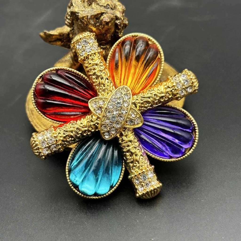 Baroque Style Women Men Fashion Vintage Crystal Cross Brooches Badges Unisex Exquisite Rhinestone Middle Design Pin Accessories