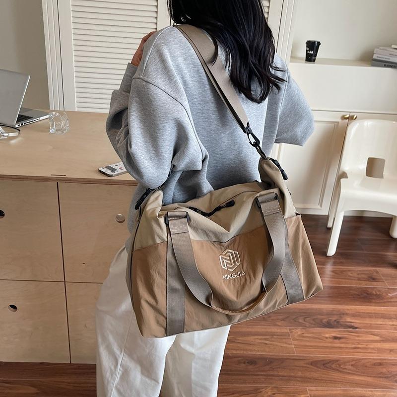 Large capacity short distance duffle bag women's new light yoga gym bag high-value sports bag contrast travel bag for men