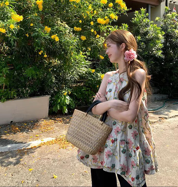 Горы в тумане и цветущая сакура: Женская майка-топ на бретельках с вышивкой, асимметричными воланами и свободным А-образным силуэтом без рукавов. Large