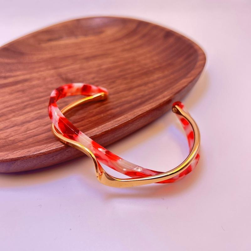 Luxury-lite Plastic Bracelet with Curved Metallic Texture, A Unique Design for Fashionable Jewelry.