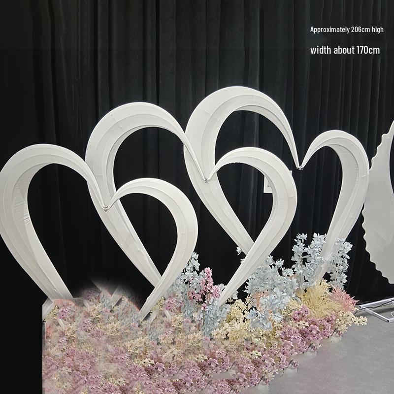 

Весільний декор у формі серця: Фон для фото, Освітлення проходу та Реквізит для вітрин