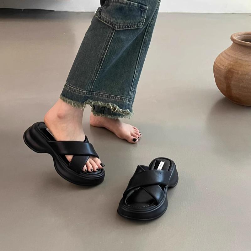 Thick-soled slippers for women's summer wear, new summer muffins to increase the height and cool slippers, small sandals and sandals.
