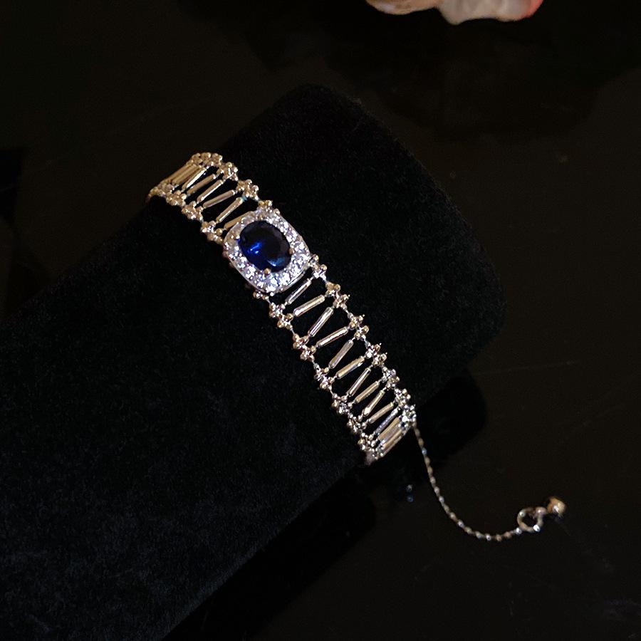 Cai Hua Ying Wan French Style Cubic Zirconia Square Hollow Bracelet – Retro Elegant Hand Jewelry