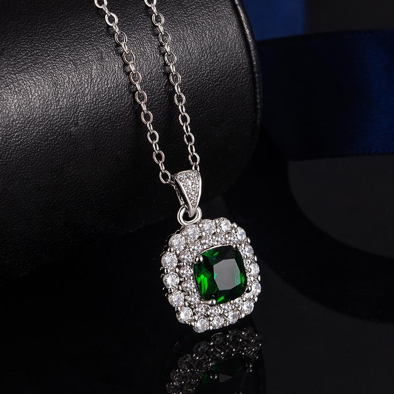 

Подвеска-ожерелье, полностью усыпанная бриллиантами, женское украшение