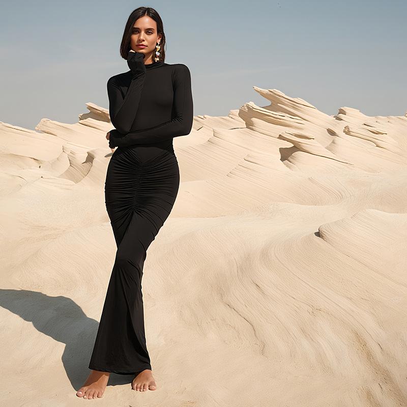Europäischer und amerikanischer Stil Damenbekleidung Herbst Neu Einfarbige Temperament Schlank und dünn Falten Rollkragen Langarmkleid Langes Kleid
