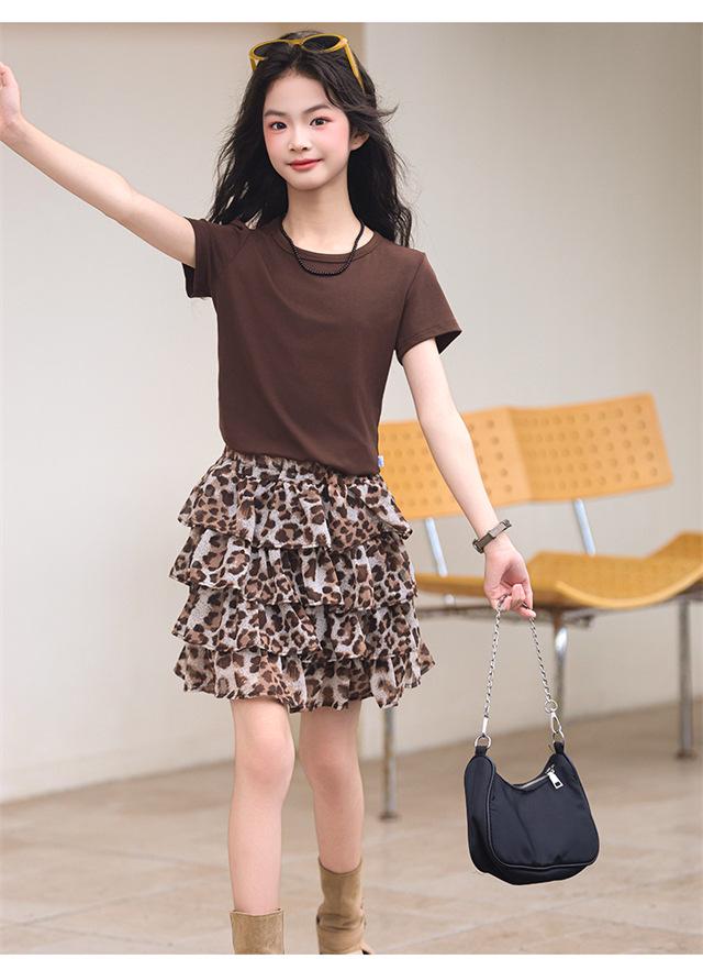2026 Girls' Leopard Print Two-Piece Set: Short-Sleeved Top & Pleated Skirt
