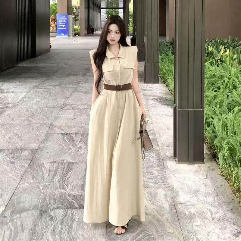 Elegantes schwarzes ärmelloses Kleid mit Hemdkragen & schlankmachender Taille