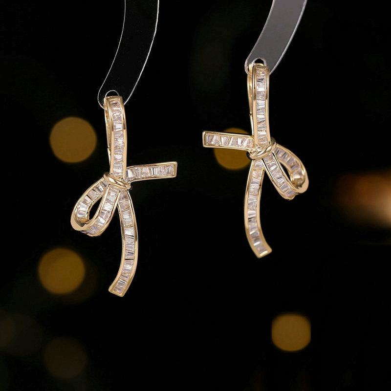 

Niche design high sense 2024 новые серьги квадратные серьги с инкрустацией цирконием женские ленточные банты с пряжкой золотой