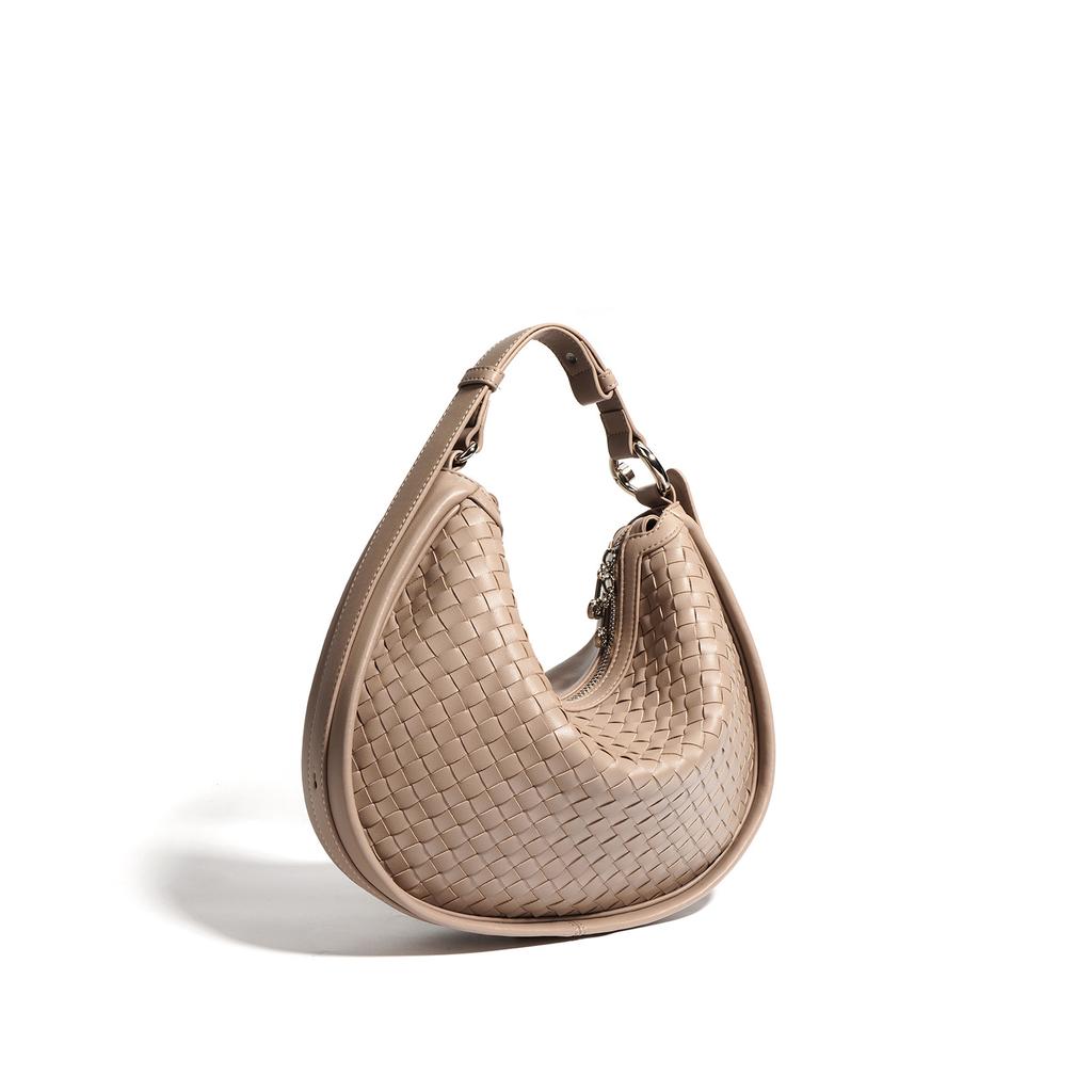 Nová tkaná kabelka půlměsíce z hovězí kůže 2025 jarní a letní móda ležérní přes rameno crossbody kožená podpažní kabelka niche design
