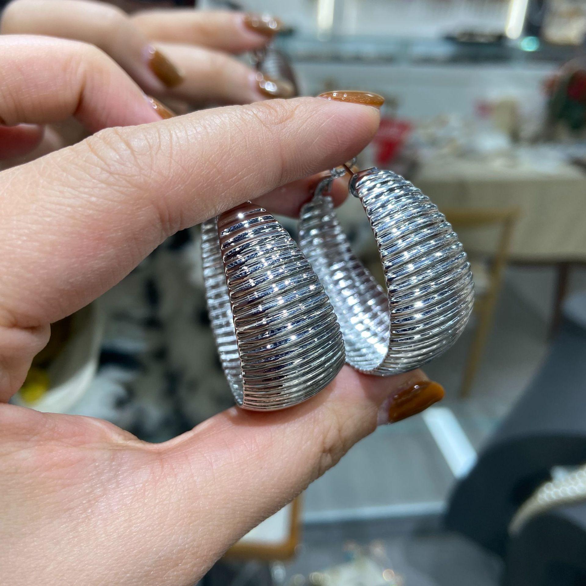 

Autumn And Winter Retro Metal Exaggerated C-Shaped Earrings, Creative Gear Texture Circle Ear Buckle Women S Earrings Earrings