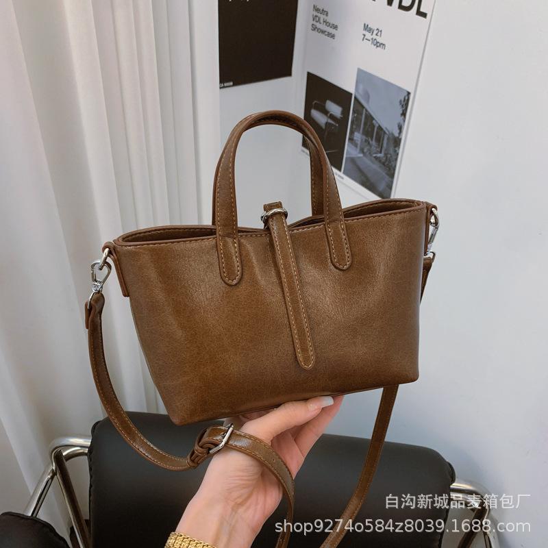 

Hand carrying high-end fashion small square bag women s 2025 autumn and winter new retro trendy single shoulder oblique span bag casual women s bag коричневый