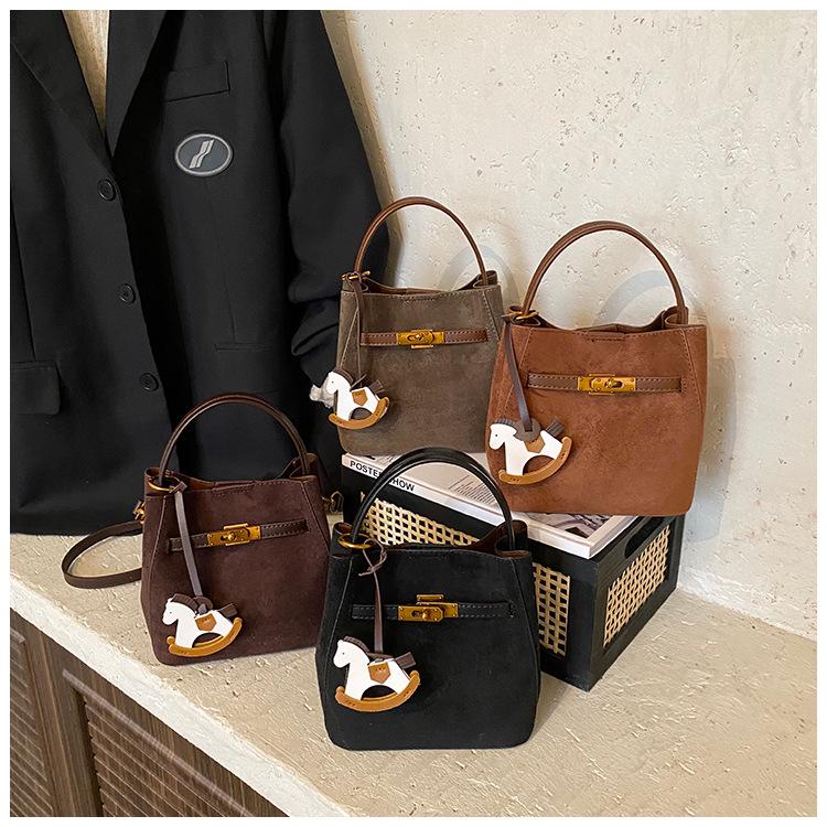 Zamszowa torba typu tote bucket w stylu koreańskim - Damska modna jesienna torba crossbody na ramię z kolorowym blokowaniem 2025