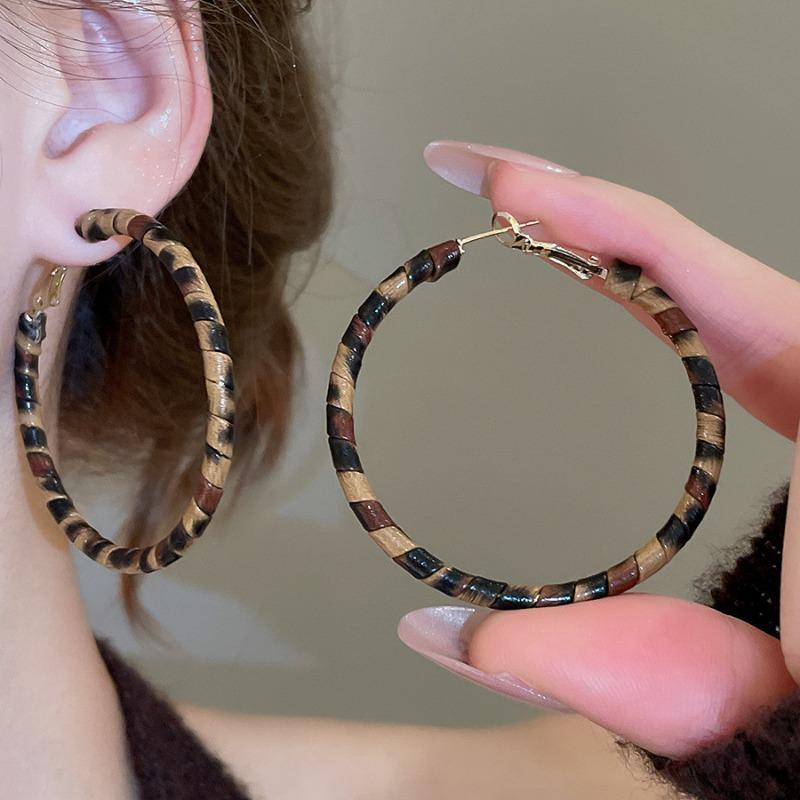Orecchini a bottone geometrici rotondi con stampa leopardata in resina e pelle con ago d'argento moda autunno e inverno orecchini di nicchia di alta gamma da donna